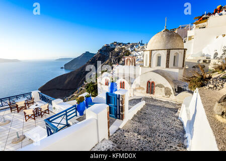 Santorini, Grecia. Fira, con la vecchia chiesa greca e caldera a Mare Egeo, Thira. Foto Stock