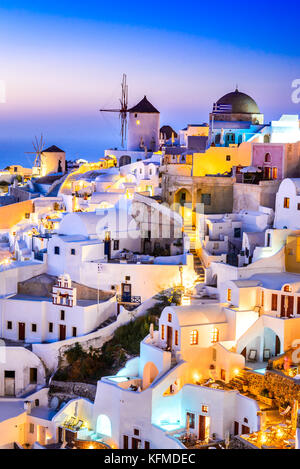 Oia - Santorini - Grecia. Attrazione idilliaco di bianco villaggio con strade di ciottoli e i mulini a vento, le isole greche delle Cicladi. Foto Stock