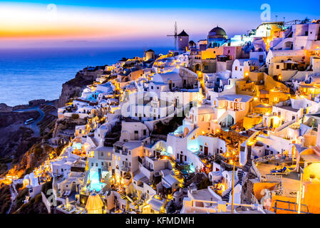 Oia - Santorini - Grecia. Attrazione idilliaco di bianco villaggio con strade di ciottoli e i mulini a vento, le isole greche delle Cicladi. Foto Stock