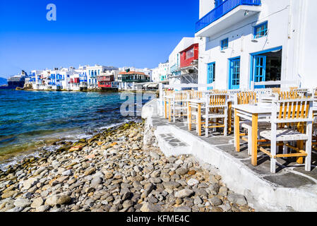 Mykonos - Little Venice waterfront case, considerato uno dei luoghi più romantici sull'isola del Mar Egeo. Foto Stock