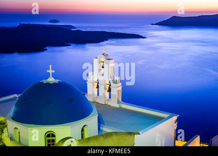 Santorini, Grecia. Firostefani twilight con la vecchia chiesa greca e caldera a mare Egeo. Foto Stock