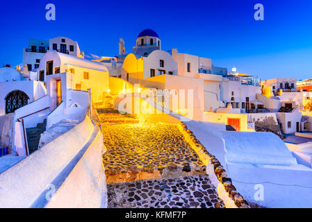Santorini, Grecia. Oia, villaggio bianco con ciottoli percorsi stretti, famosa attrazione di greco isole Cicladi, il Mare Egeo. Foto Stock