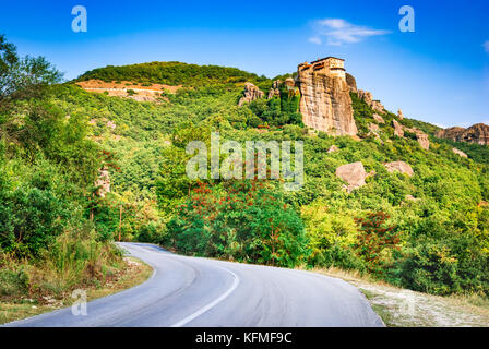 Meteora, Grecia. Letteralmente 'sospeso in aria", è una formazione di immenso pilastri monolitici ed enormi con monasteri. Kastraki, Tessaglia. Foto Stock