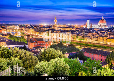 Firenze, Toscana - Paesaggio notturno con il Duomo di Santa Maria dei Fiori e Palazzo Vecchio, architettura rinascimentale in Italia. Foto Stock