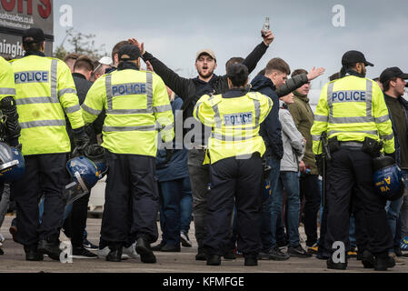 Sant'Andrea, Coventry Road, Bordesley, Birmingham, West Midlands, Regno Unito. Il 29 ottobre 2017. Pre-match le tensioni sono alte come rivale tifosi arrivano a St Andrew Foto Stock