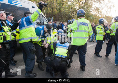 Bordesley, Birmingham, West Midlands, Regno Unito. Il 29 ottobre 2017. Diversi Birmingham City tifosi sono stati arrestati al di fuori di San Andrea, fino a 150 home supporto Foto Stock