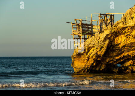 I promontori rocciosi di Peschici, Italia punteggiato di pesca tradizionali torri chiamato trabucco, il Parco Nazionale del Gargano in Puglia. Foto Stock