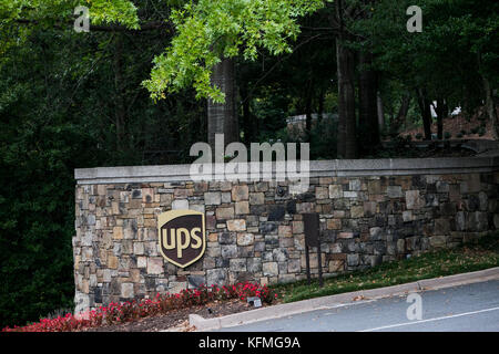 Un logo fuori dalla sede della United Parcel Service (UPS) ad Atlanta, Georgia, il 7 ottobre 2017. Foto Stock