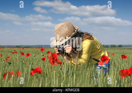 Bambina con la fotocamera sul prato Foto Stock