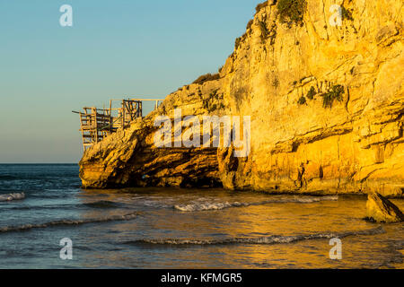 La pesca tradizionale torri. Peschici e il Parco Nazionale del Gargano. L'Italia. Foto Stock