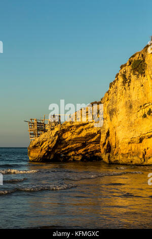 La pesca tradizionale torri. Peschici e il Parco Nazionale del Gargano. L'Italia. Foto Stock