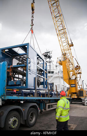 Asco gru offshore Apparecchiature di sollevamento dal pianale rimorchio sulla nave in Great Yarmouth Harbour. Foto Stock