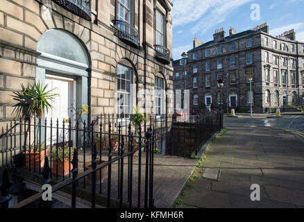 La giunzione di Drummond luogo e London Street nella zona di New Town di Edimburgo. Foto Stock