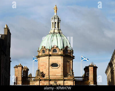 Bandiere volare dalla parte superiore della Bank of Scotland sede sulla Montagnola, Edimburgo. Foto Stock