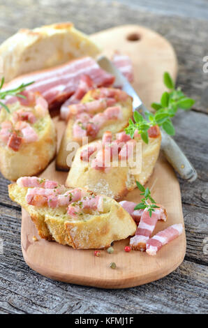 Hot baguette con burro e pancetta fritta Foto Stock