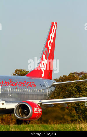 2.Com jet Boeing 737 sulla pista e pronti per il decollo da Leeds e Bradford International Airport Foto Stock