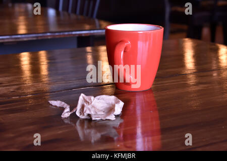 Tazza da caffè e utilizzato tovagliolo sulla tavola vuota nel coffee shop a Sidney, BC Foto Stock