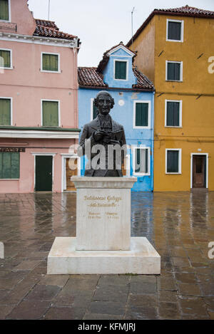 Piazza principale, piazza Baldassare Galuppi, di fronte alla chiesa, Burano, Venezia Foto Stock