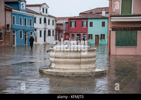 Piazza principale, piazza Baldassare Galuppi, di fronte alla chiesa, Burano, Venezia Foto Stock