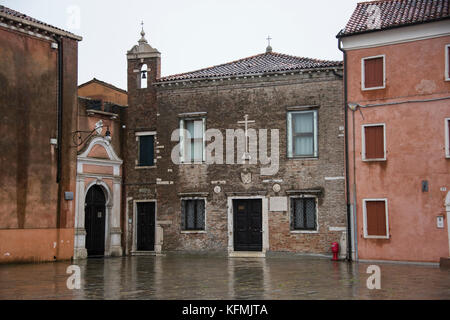 Piazza principale, piazza Baldassare Galuppi, di fronte alla chiesa, Burano, Venezia Foto Stock