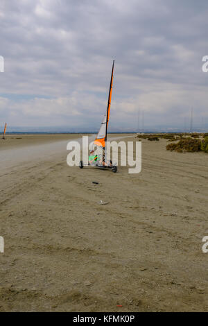 Lady's mile, LIMASSOL, Cipro - 29 settembre 2017: sail carrello viaggia attraverso il secco Salt Lake. prese su di un ventoso pomeriggio nuvoloso. Foto Stock