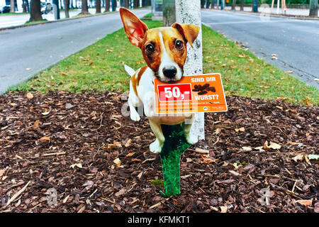 Cartello segnaletico proprietari di cani della multa di 50 Euro per non rimuovere i rifiuti di cani. Parco cittadino. Vienna, Vienna, Austria, Europa, Unione europea, UE. Foto Stock