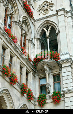 City Hall Vienna, facciata neo gotica, primo piano, dettaglio, vista ad angolo basso. Wiener Rathaus. Patrimonio dell'umanità dell'UNESCO. Vienna, Austria, Europa, UE Foto Stock