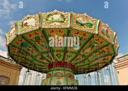 Fiera del Prater di Vienna, catena corsa di oscillazione, ruota panoramica. Parco divertimenti Prater in estate. Merry-go-round, divertimento al parco giochi, parco di divertimenti. Austria, Europa Foto Stock