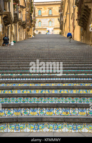 Caratteristiche piastrelle a scalinata a Caltagirone, Sicilia, Italia Foto Stock