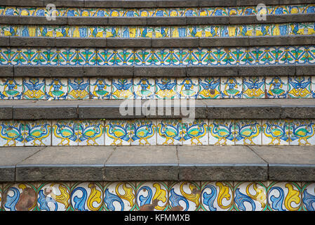 Caratteristiche piastrelle a scalinata a Caltagirone, Sicilia, Italia Foto Stock