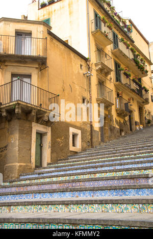 Caratteristiche piastrelle a scalinata a Caltagirone, Sicilia, Italia Foto Stock