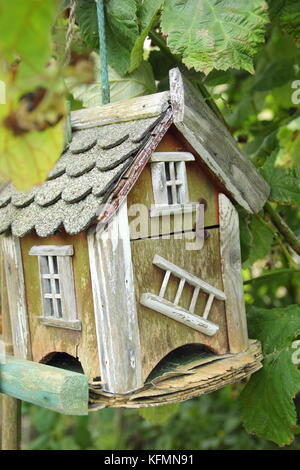 Un bug hotel di consegnare una boccola di frutta su un inglese un riparto giardino in estate ,REGNO UNITO Foto Stock