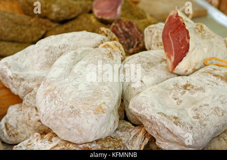 Il prosciutto di Parma per la vendita in un mercato di strada Foto Stock