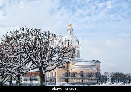 Kolomna chiesa di San Michele Arcangelo con un campanile di alba con belle le nuvole e la luce dorata del tardo autunno nella neve. Foto Stock