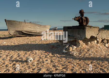 Abbandonata la pesca in barca abbandonata sulla spiaggia di Dungeness Foto Stock