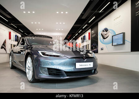 Tesla auto elettrica modello s per la vendita in un pop up store, UK. Foto Stock