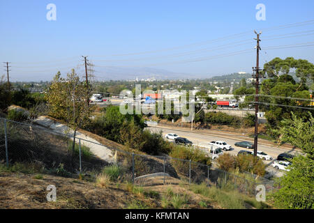 Vista guardando verso est verso Eagle Rock & Frogtown su Golden State Freeway & Riverside Drive da Silverlake Los Angeles, California USA KATHY DEWITT Foto Stock