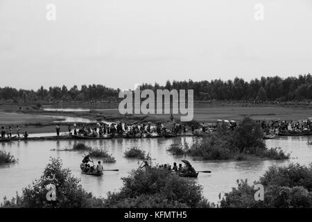 Myanmar: Rohingya di rifugiati in fuga dall'operazione militare in Myanmar è stato di Rakhine, a raccogliere Myanmar-Bangladesh recinzione di confine Maungdaw vicino a rifugiarsi in Bangladesh il 7 settembre 2017. Più di mezzo milione di rifugiati Rohingyas dal Myanmar è stato di Rakhine, avere le croci in Bangladesh dal mese di agosto 25, 2017 secondo l ONU. Il militare di Myanmar la più recente campagna contro l'Rohingyas iniziato dopo l'attacco su più posti di polizia in stato di Rakhine. © Rehman Asad/Alamy Stock Photo Foto Stock