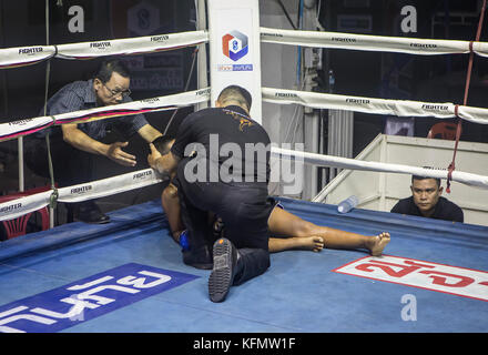 Ragazzo bussò, Muay Thai boxer, Paktonchai, Korat, Thailandia Foto Stock