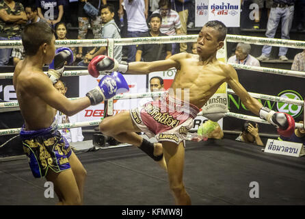 Colpire. Ragazzi, Muay Thai boxers in lotta, Bangkok, Thailandia Foto Stock