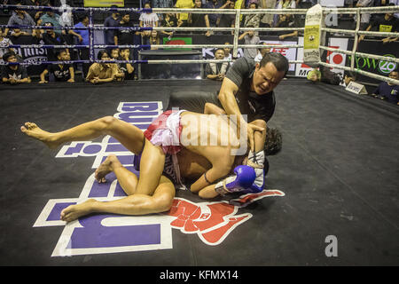 Ragazzi, Muay Thai boxers combattendo e arbitro, Bangkok, Thailandia Foto Stock