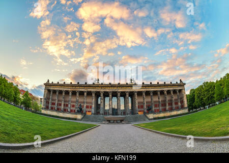 Berlin tramonto skyline della città all'isola dei musei di Berlino, Germania Foto Stock