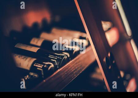 Bottiglie di vino rosso sul ripiano di legno. profondità di campo. Foto Stock