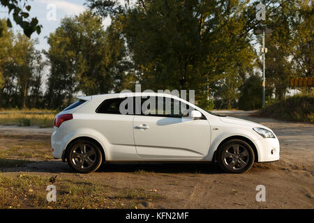 DNIPRO, Ucraina - 05 settembre 2017: KIA CEED COLORE BIANCO vicino alla strada del Dnipro CITY Foto Stock