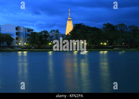 Nong Bua pagoda in ubol thailandia. vista di tutto il lago in Nong Bua (Lotus Lake) parco pubblico. Foto Stock
