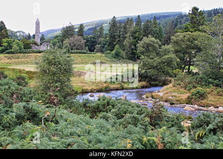 Sito monastico con torre rotonda a Glendalough, Irlanda Foto Stock