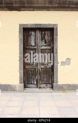 In legno squadrato medievale stile porta anteriore Foto Stock