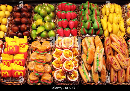 Il marzapane fake la frutta in stallo del mercato Foto Stock