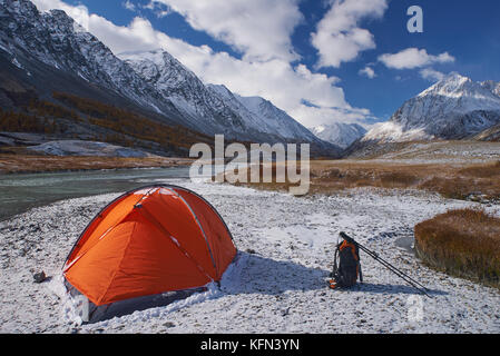 Campeggio e tenda con zaino in montagna Foto Stock