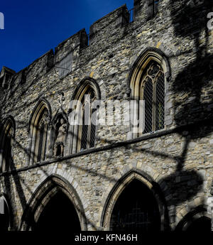 Il Bargate in Southampton con le ombre di un vicino dalla ruota panoramica Ferris attraverso la pietra lavoro.La Bargate è una porta medievale casa una volta entrata alla città Foto Stock